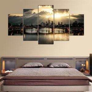 Frankfurt bridge screen